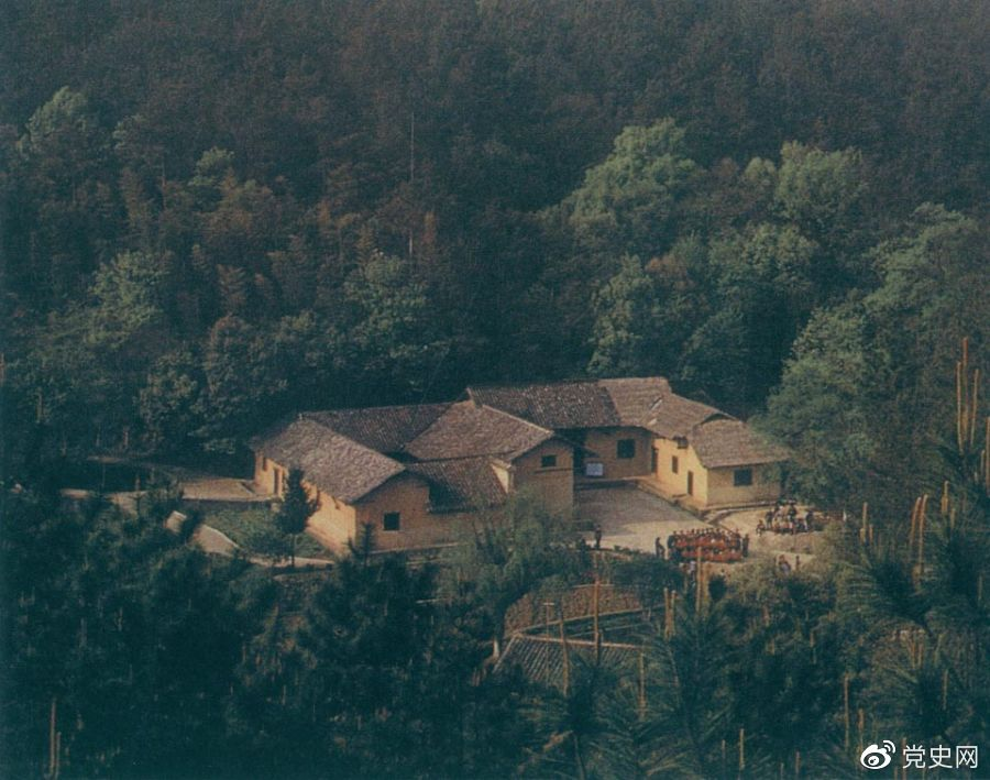 毛澤東故居——湖南省湘潭縣韶山?jīng)_上屋場(chǎng)。1893年12月26日，毛澤東在這里誕生。