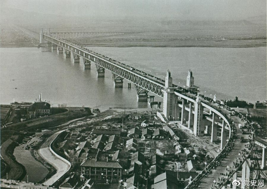 1968年12月29日， 南京長(zhǎng)江大橋全面建成通車(chē)。這是當(dāng)時(shí)中國(guó)自行設(shè)計(jì)建造的最大的鐵路、公路兩用橋。